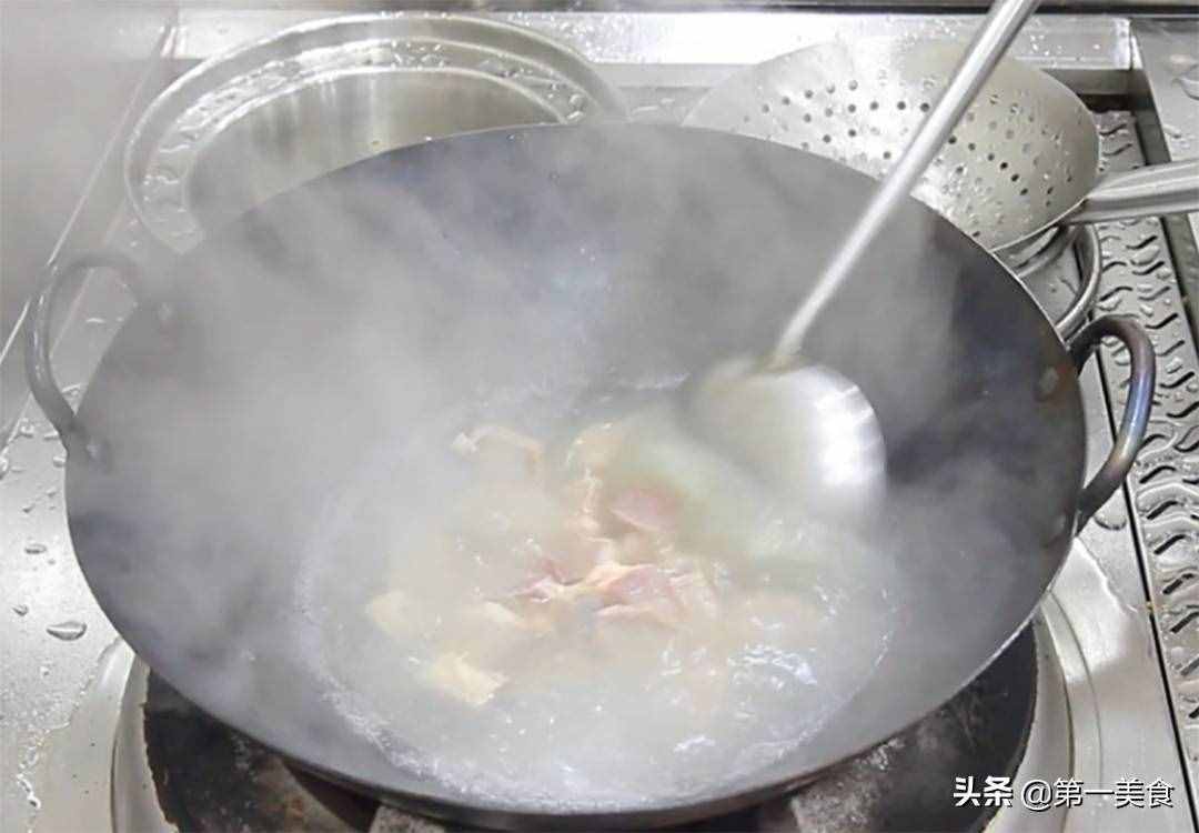 廚師長分享土豆燉牛腩的做法和技巧，牛腩軟爛入味，土豆香糯適口