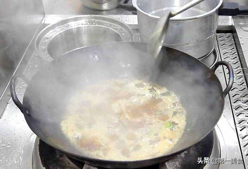 廚師長分享土豆燉牛腩的做法和技巧，牛腩軟爛入味，土豆香糯適口