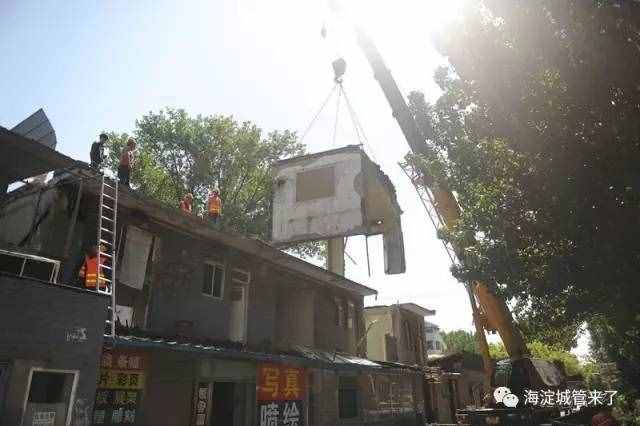 提升京藏高速沿線環(huán)境 拆除海淀西三旗橋東南角違法建設(shè)