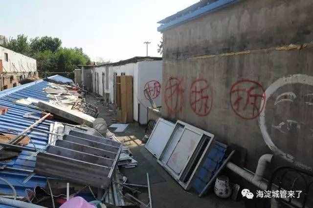 提升京藏高速沿線環(huán)境 拆除海淀西三旗橋東南角違法建設(shè)