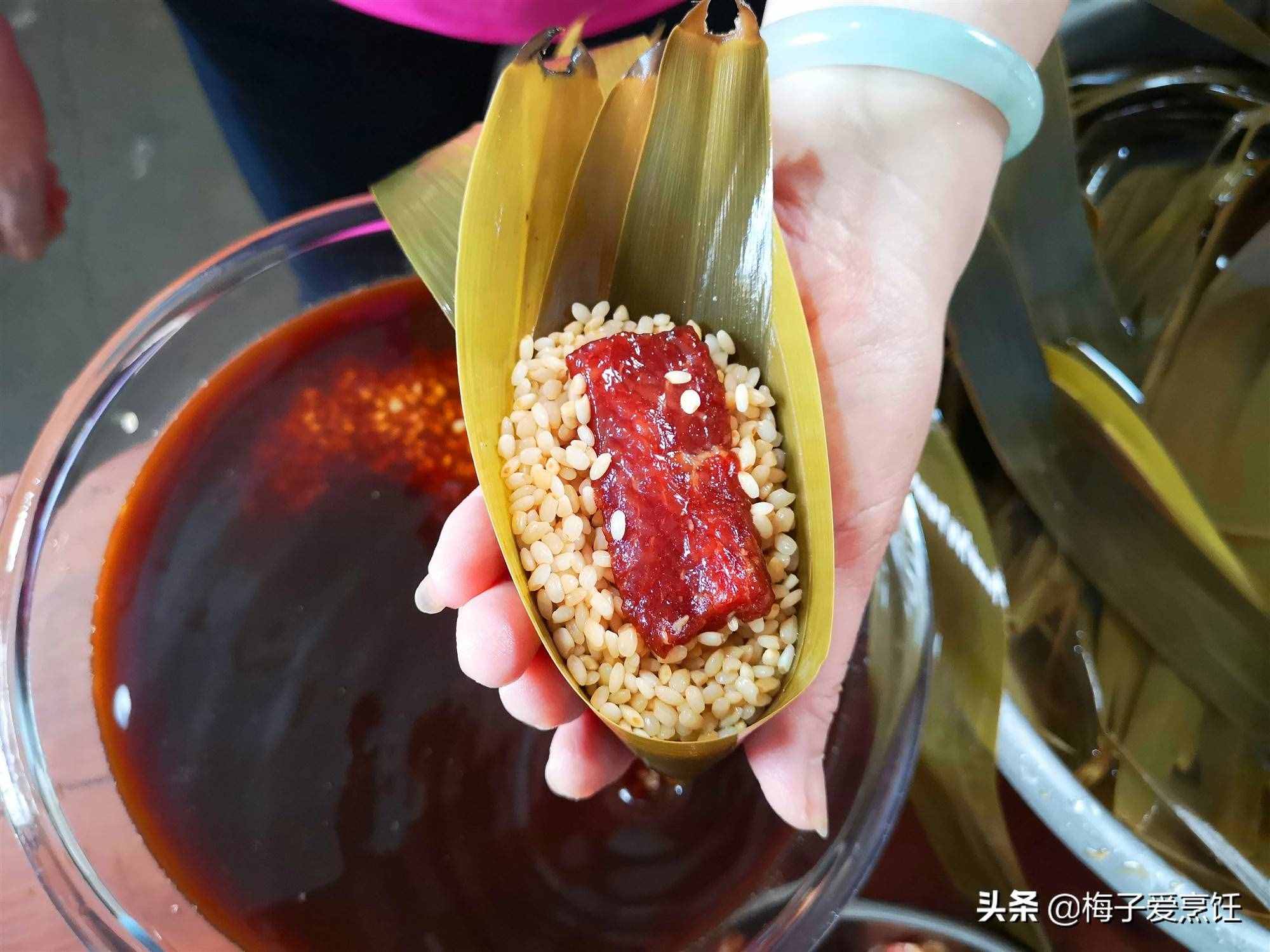 肉粽子這樣做，步驟簡(jiǎn)單，肉香米糯，比買的還好吃，真香