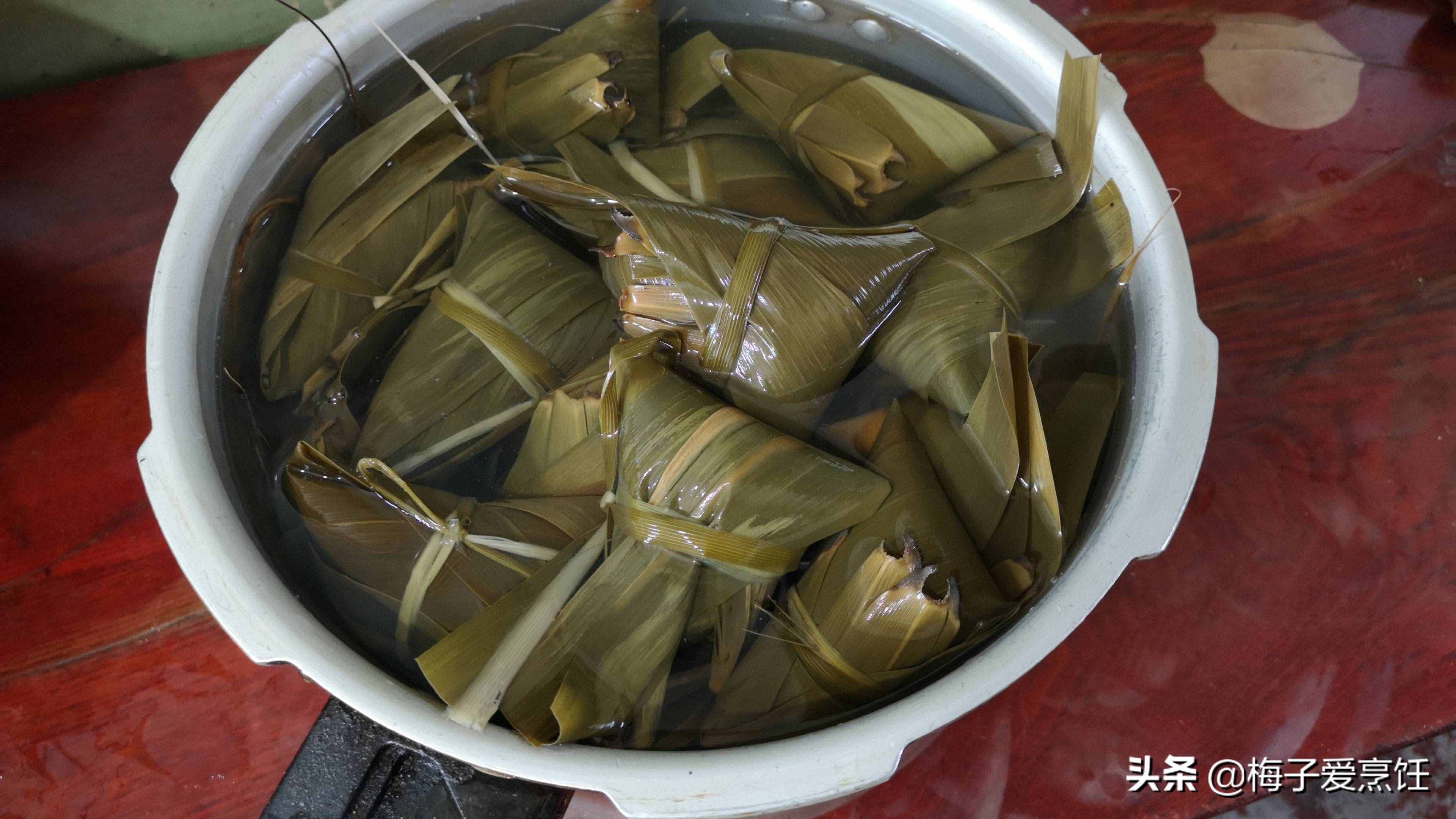 肉粽子這樣做，步驟簡(jiǎn)單，肉香米糯，比買的還好吃，真香