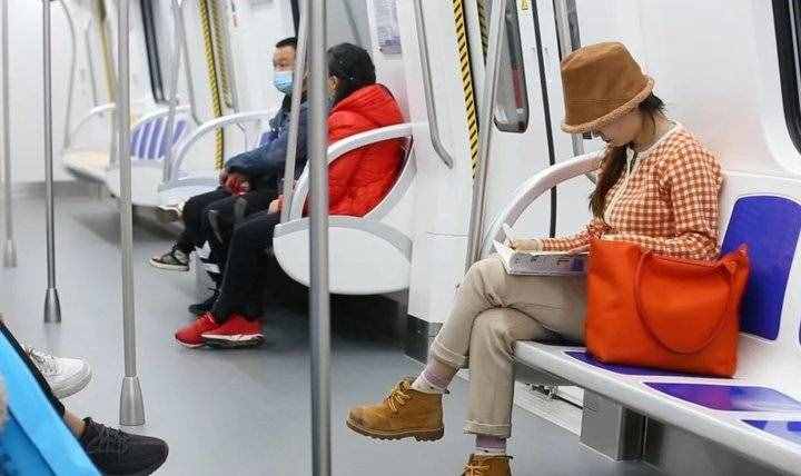 現(xiàn)代人越來越不愛讀書了？濟南城中出現(xiàn)的這一幕讓網(wǎng)友贊爆了