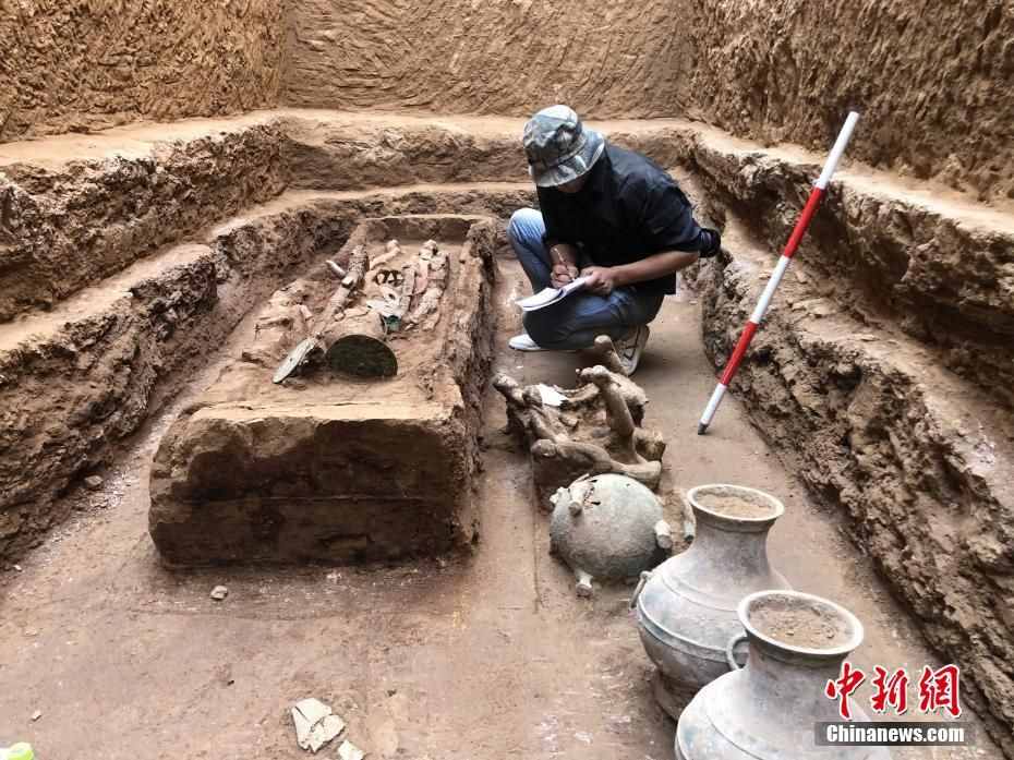 陜西發(fā)現(xiàn)一完整西漢早期墓葬 出土近百件珍貴文物