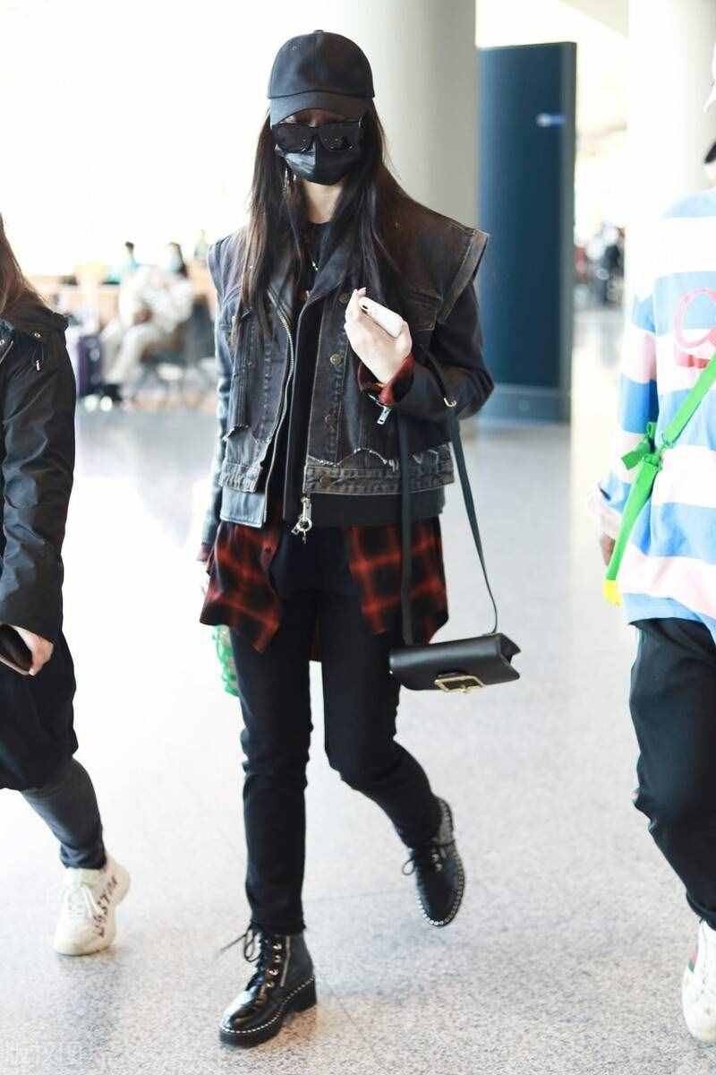 徐藝洋穿紅色格子襯衫外搭牛仔外套，大步邁進(jìn)趕路程