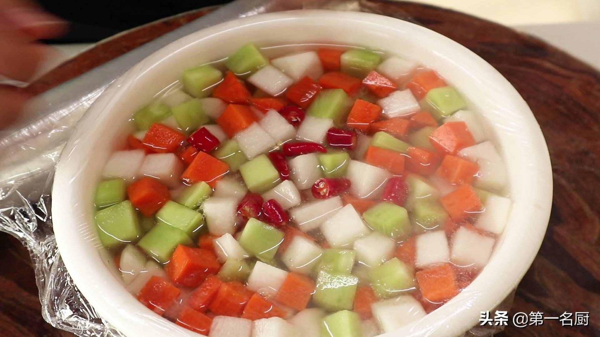 家常泡菜最好吃的做法，大磊1次做1盆，爽口開胃，腌一晚上就能吃