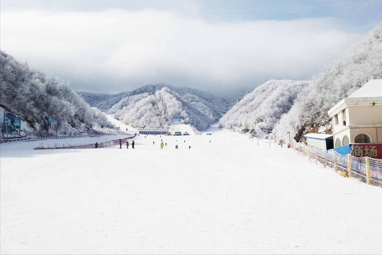 洛陽(yáng)有個(gè)度假樂(lè)園，被譽(yù)為“中原第一滑雪場(chǎng)”，一年四季都能玩