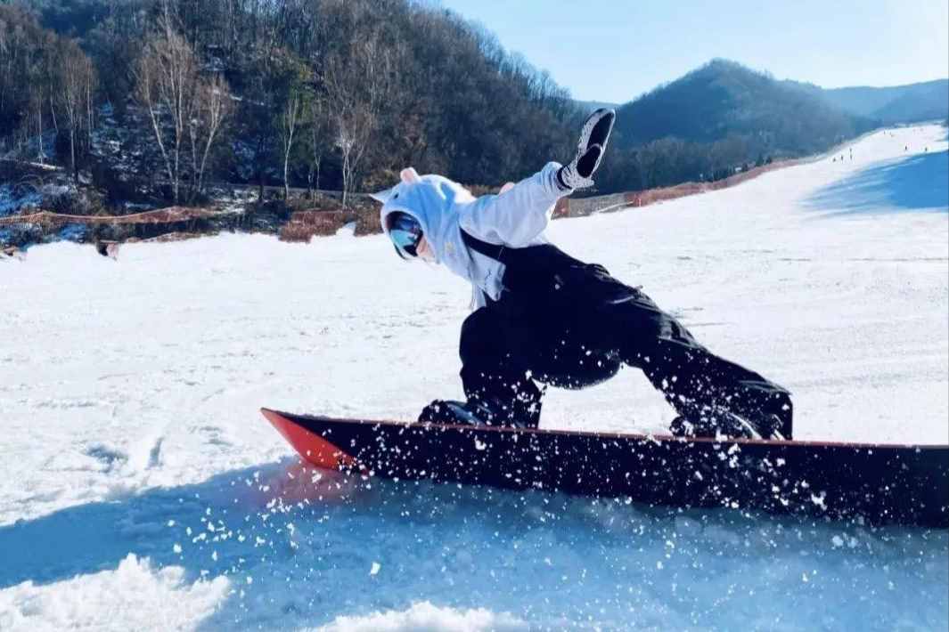 洛陽(yáng)有個(gè)度假樂(lè)園，被譽(yù)為“中原第一滑雪場(chǎng)”，一年四季都能玩
