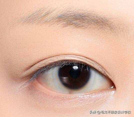 如何畫(huà)出整容級(jí)大眼妝？眼妝畫(huà)不畫(huà)，差距真的太大了