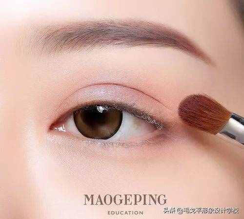 如何畫(huà)出整容級(jí)大眼妝？眼妝畫(huà)不畫(huà)，差距真的太大了