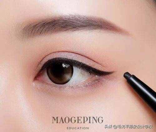 如何畫(huà)出整容級(jí)大眼妝？眼妝畫(huà)不畫(huà)，差距真的太大了
