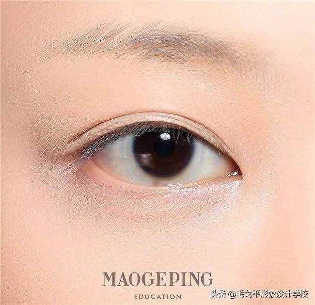 如何畫(huà)出整容級(jí)大眼妝？眼妝畫(huà)不畫(huà)，差距真的太大了