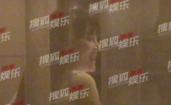 李小璐一家三代同框，8歲甜馨長腿吸睛超活潑，身高已到媽媽下巴