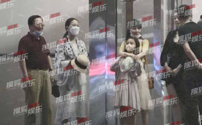 李小璐一家三代同框，8歲甜馨長腿吸睛超活潑，身高已到媽媽下巴
