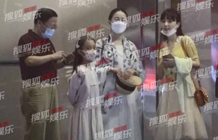 李小璐一家三代同框，8歲甜馨長腿吸睛超活潑，身高已到媽媽下巴