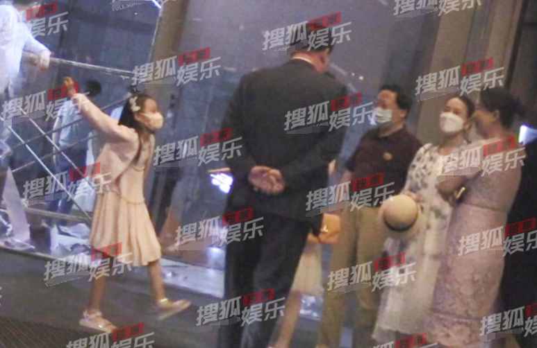 李小璐一家三代同框，8歲甜馨長腿吸睛超活潑，身高已到媽媽下巴