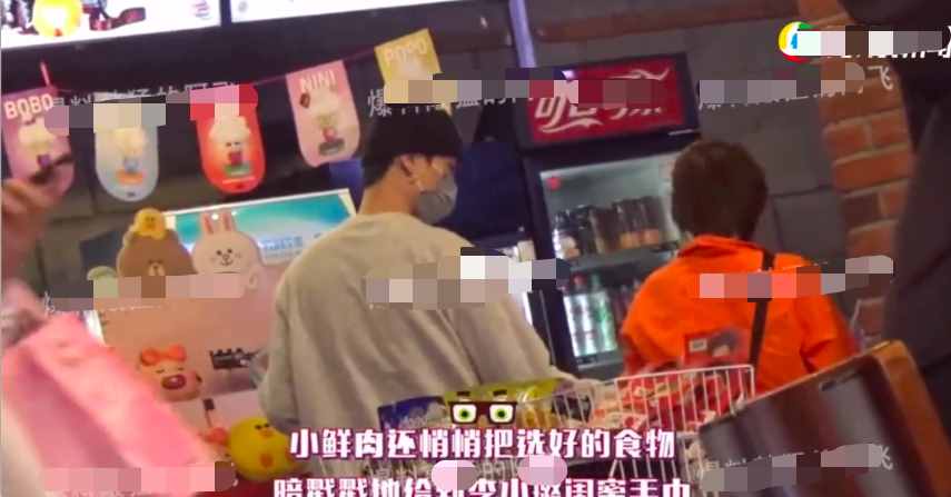 李小璐一家三代同框，8歲甜馨長腿吸睛超活潑，身高已到媽媽下巴
