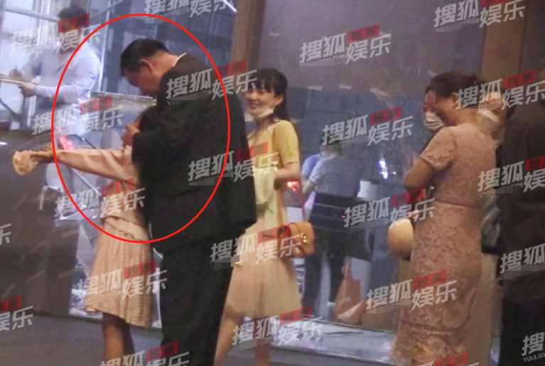李小璐一家三代同框，8歲甜馨長腿吸睛超活潑，身高已到媽媽下巴