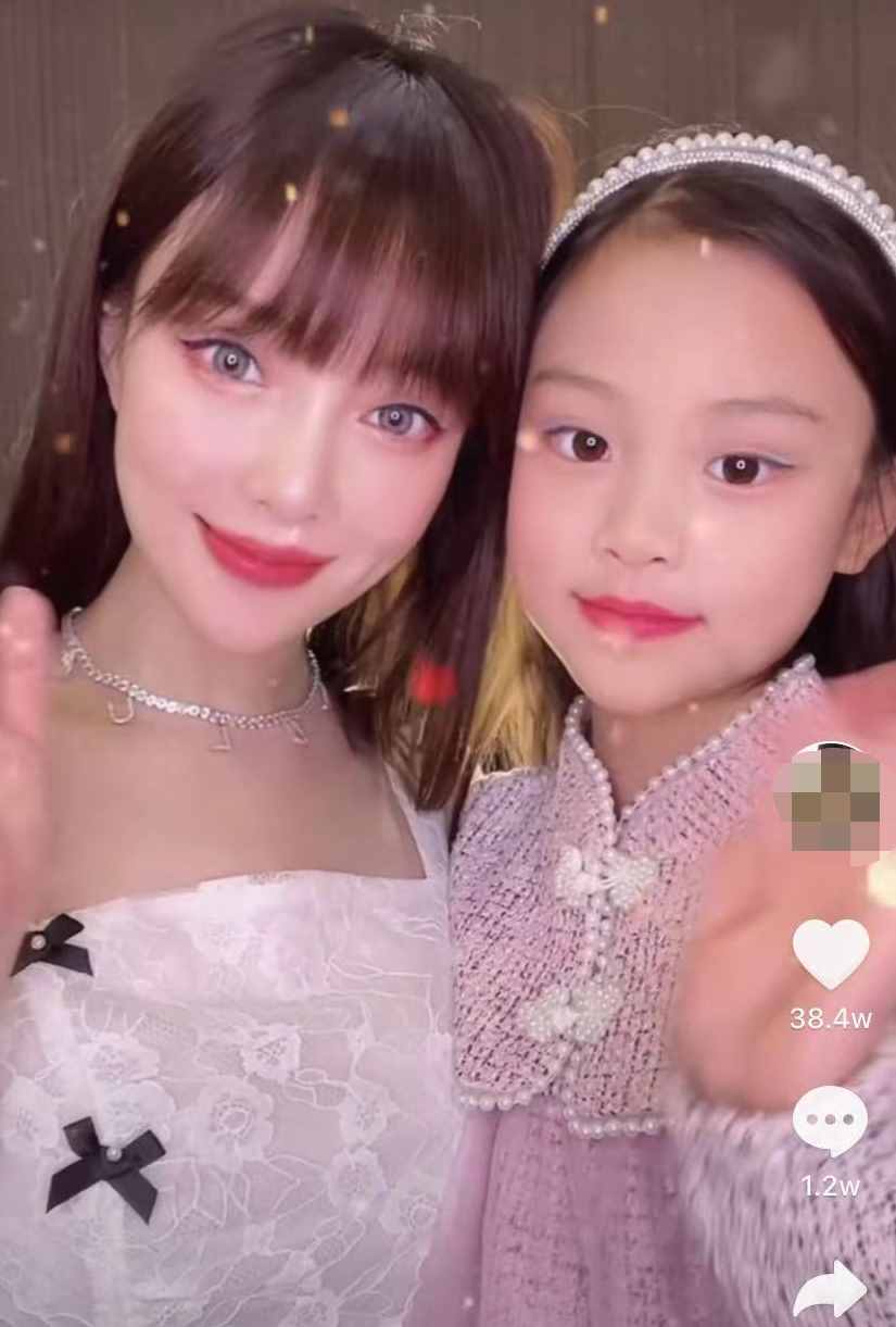 李小璐一家三代同框，8歲甜馨長腿吸睛超活潑，身高已到媽媽下巴