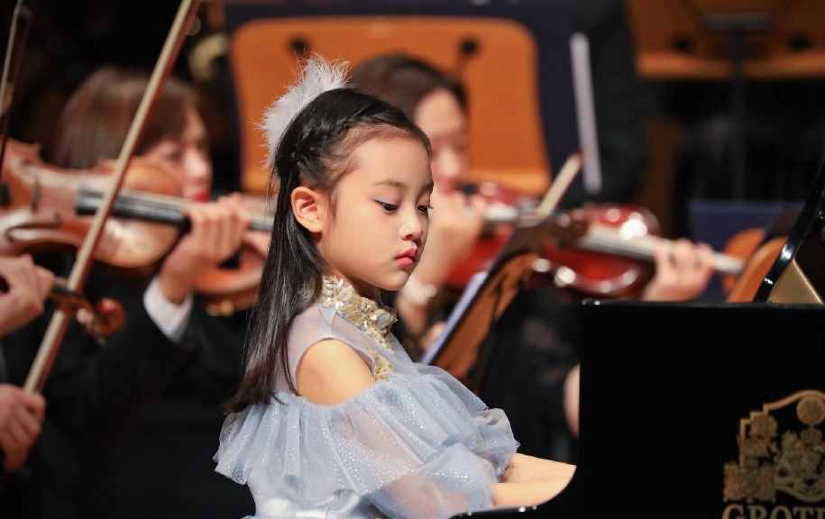 李小璐一家三代同框，8歲甜馨長腿吸睛超活潑，身高已到媽媽下巴