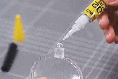 手上粘著502膠水，不用擔(dān)心，用一個(gè)小東西擦一擦，立馬干凈