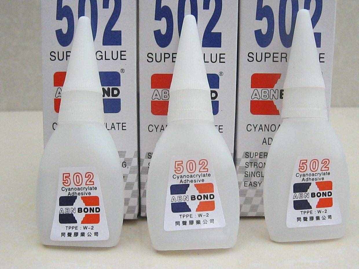 手上粘著502膠水，不用擔(dān)心，用一個(gè)小東西擦一擦，立馬干凈