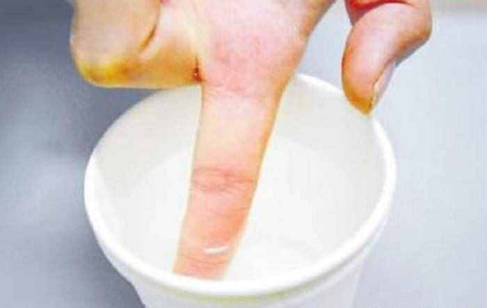手上粘著502膠水，不用擔(dān)心，用一個(gè)小東西擦一擦，立馬干凈