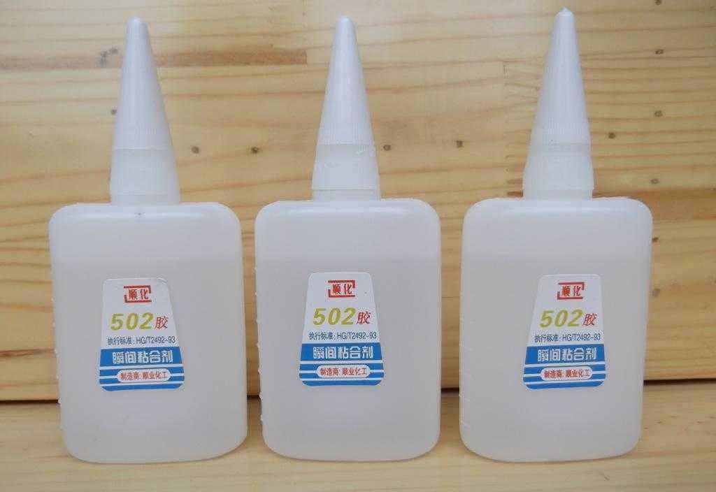 手上粘著502膠水，不用擔(dān)心，用一個(gè)小東西擦一擦，立馬干凈