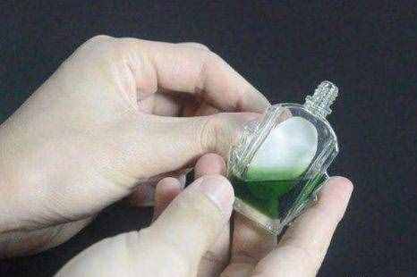 手上粘著502膠水，不用擔(dān)心，用一個(gè)小東西擦一擦，立馬干凈