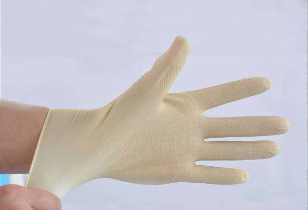 手上粘著502膠水，不用擔(dān)心，用一個(gè)小東西擦一擦，立馬干凈