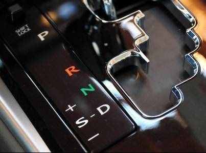 新手必看！自動擋汽車該如何正確起步、停車！