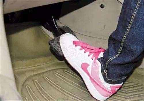 新手必看！自動擋汽車該如何正確起步、停車！