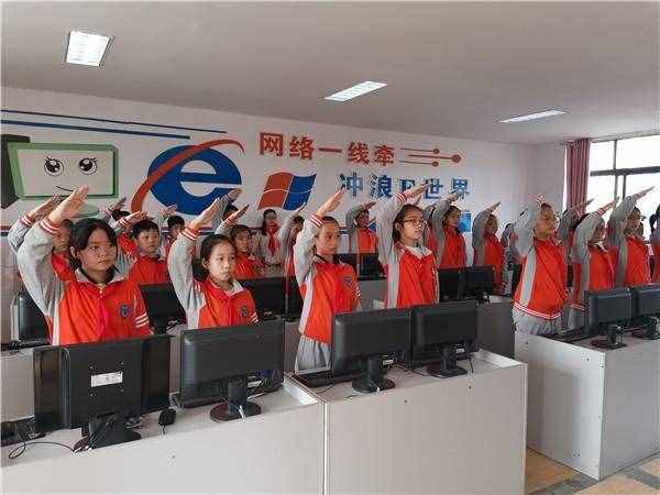 向國旗敬禮！當(dāng)陽娃網(wǎng)上簽名寄語表達(dá)愛國情