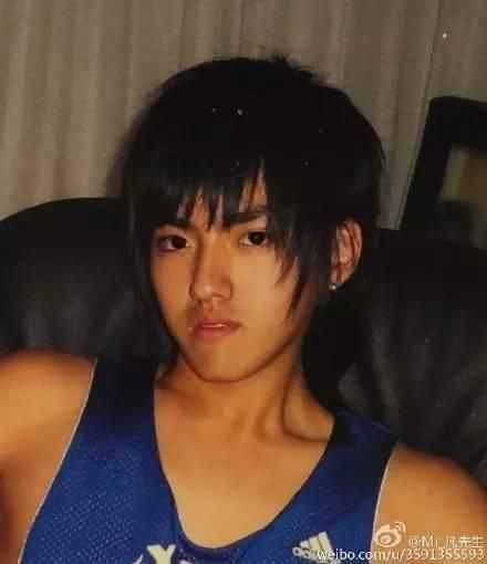 吳亦凡為何資源開(kāi)掛？家庭背景大曝光，原來(lái)吳媽媽美若天仙！