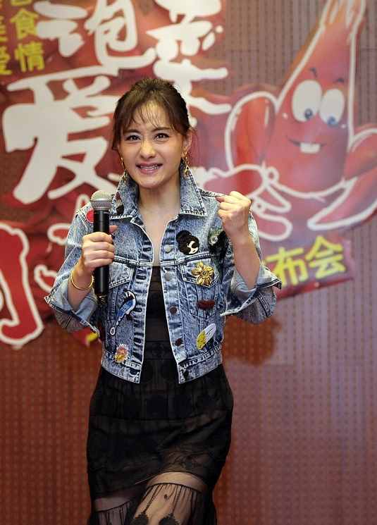 陳德容要引領(lǐng)70后潮流，穿牛仔外套配連衣裙，這氣質(zhì)讓阿姨們酸了