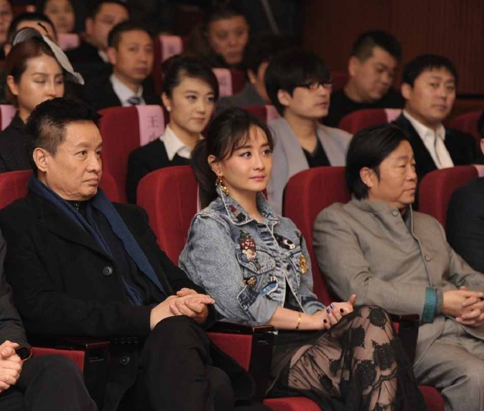陳德容要引領(lǐng)70后潮流，穿牛仔外套配連衣裙，這氣質(zhì)讓阿姨們酸了