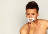 今日更新男士彩妝步驟（男生化妝初學(xué)者教程）