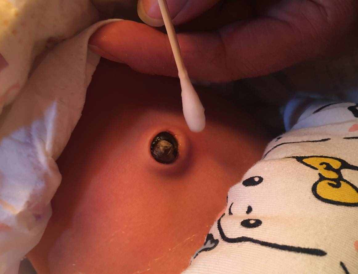 照顧三個月內(nèi)的寶寶，要做好四個方面，助力寶寶成長，爸媽不受罪