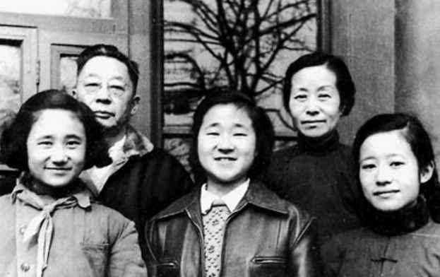 老舍1966投湖自盡，對妻子不忠，遇到真愛情人，一生愧對妻子