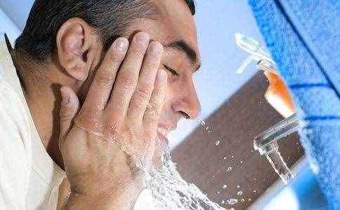 男人做好肌膚保濕有4點(diǎn) 補(bǔ)水很重要