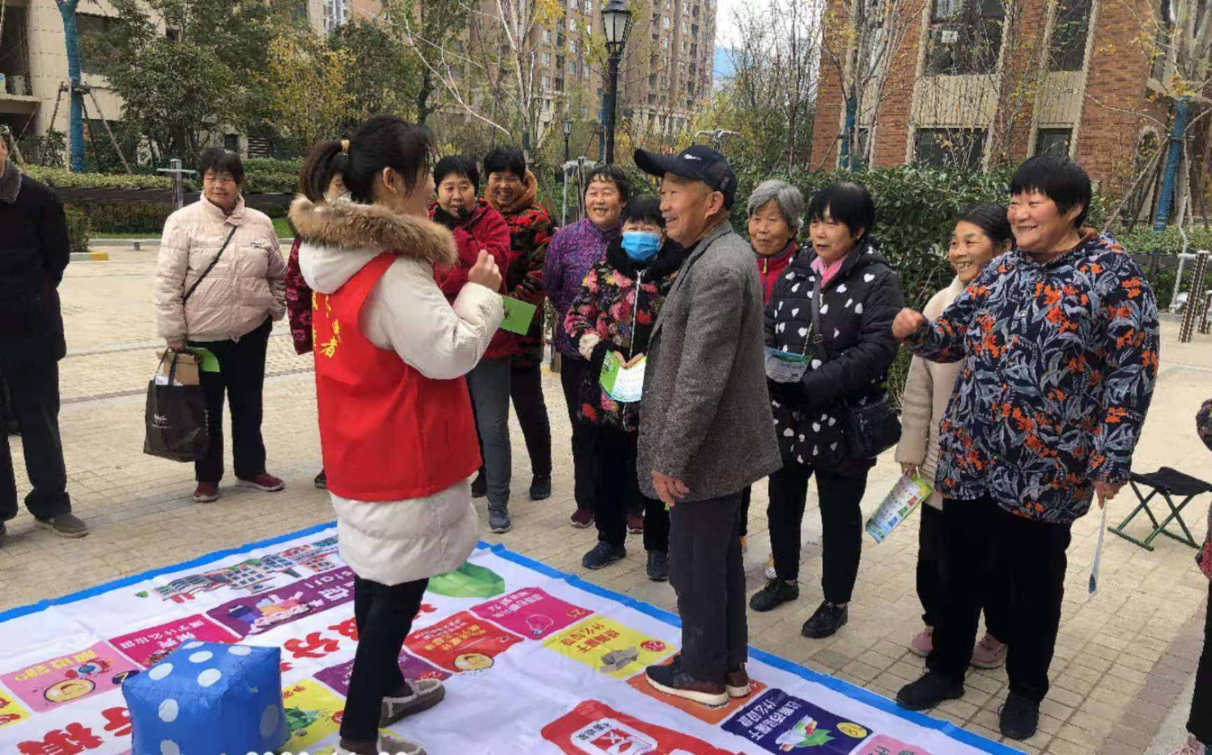 “紅黃藍(lán)綠”垃圾怎么分？大爺大媽學(xué)會(huì)教兒女
