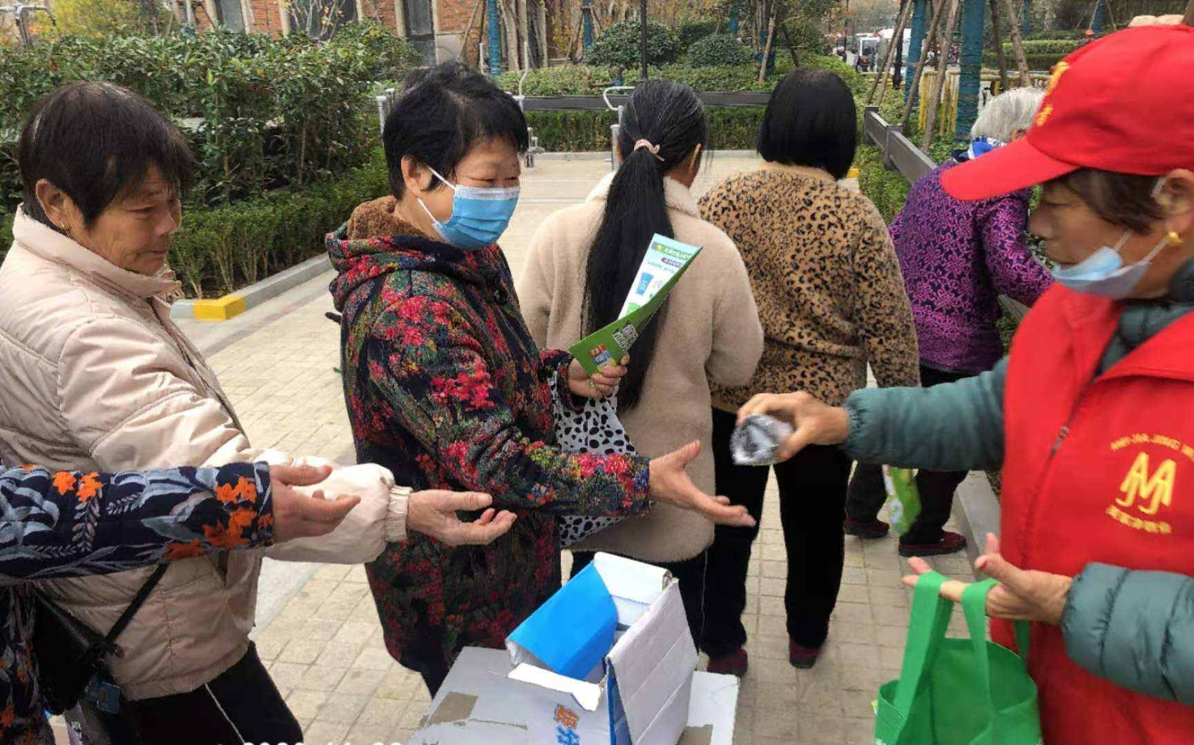 “紅黃藍(lán)綠”垃圾怎么分？大爺大媽學(xué)會(huì)教兒女
