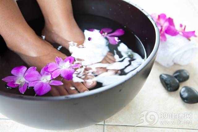 溫水泡腳 帶走疲勞“泡”走脂肪