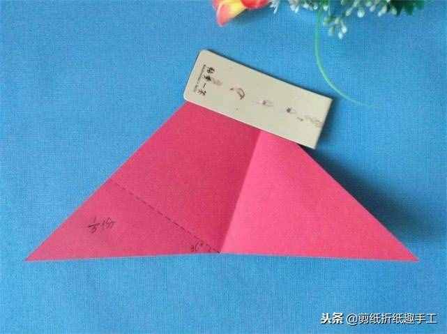 分享漂亮的五瓣窗花剪紙，簡(jiǎn)單幾步就能完成，一起來(lái)試一試吧