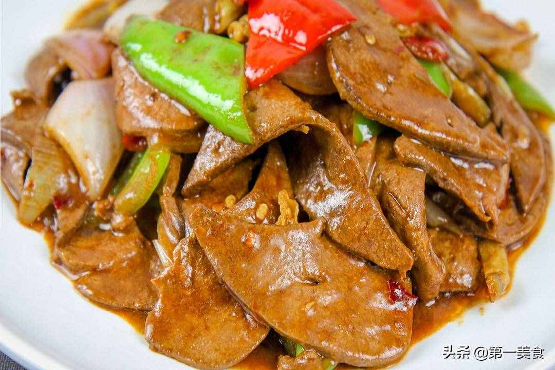 炒豬肝是先焯水還是直接下鍋？飯店這樣炒，豬肝嫩滑不腥超好吃