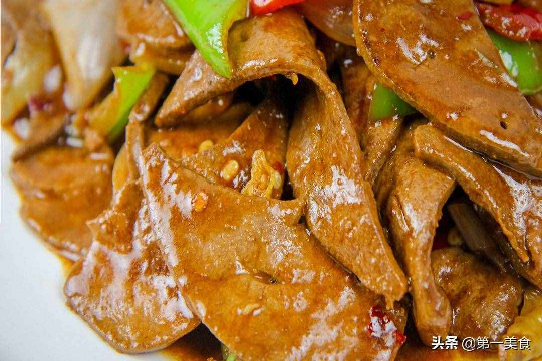 炒豬肝是先焯水還是直接下鍋？飯店這樣炒，豬肝嫩滑不腥超好吃