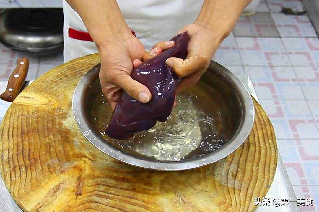 炒豬肝是先焯水還是直接下鍋？飯店這樣炒，豬肝嫩滑不腥超好吃