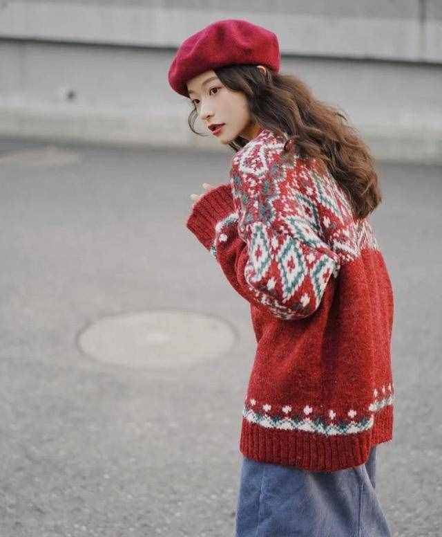 今年流行的“紅色毛衣”，如何搭配才顯高級(jí)氣質(zhì)？