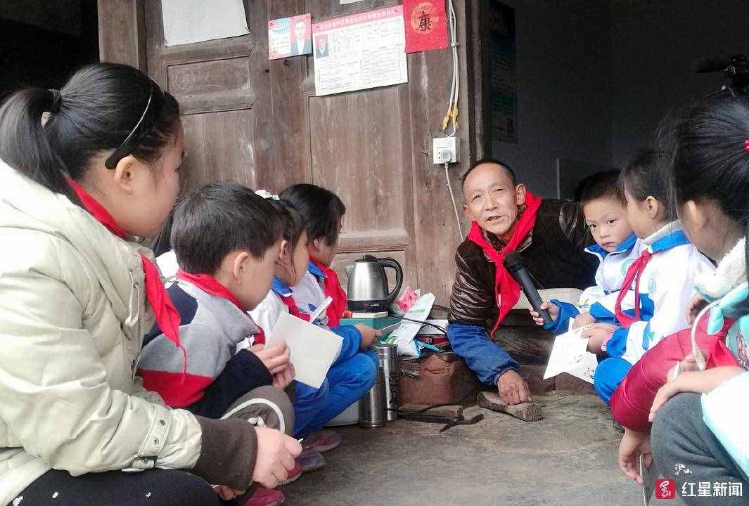 感動！樂山高位截癱“竹編大爺”捐助12名貧困學生