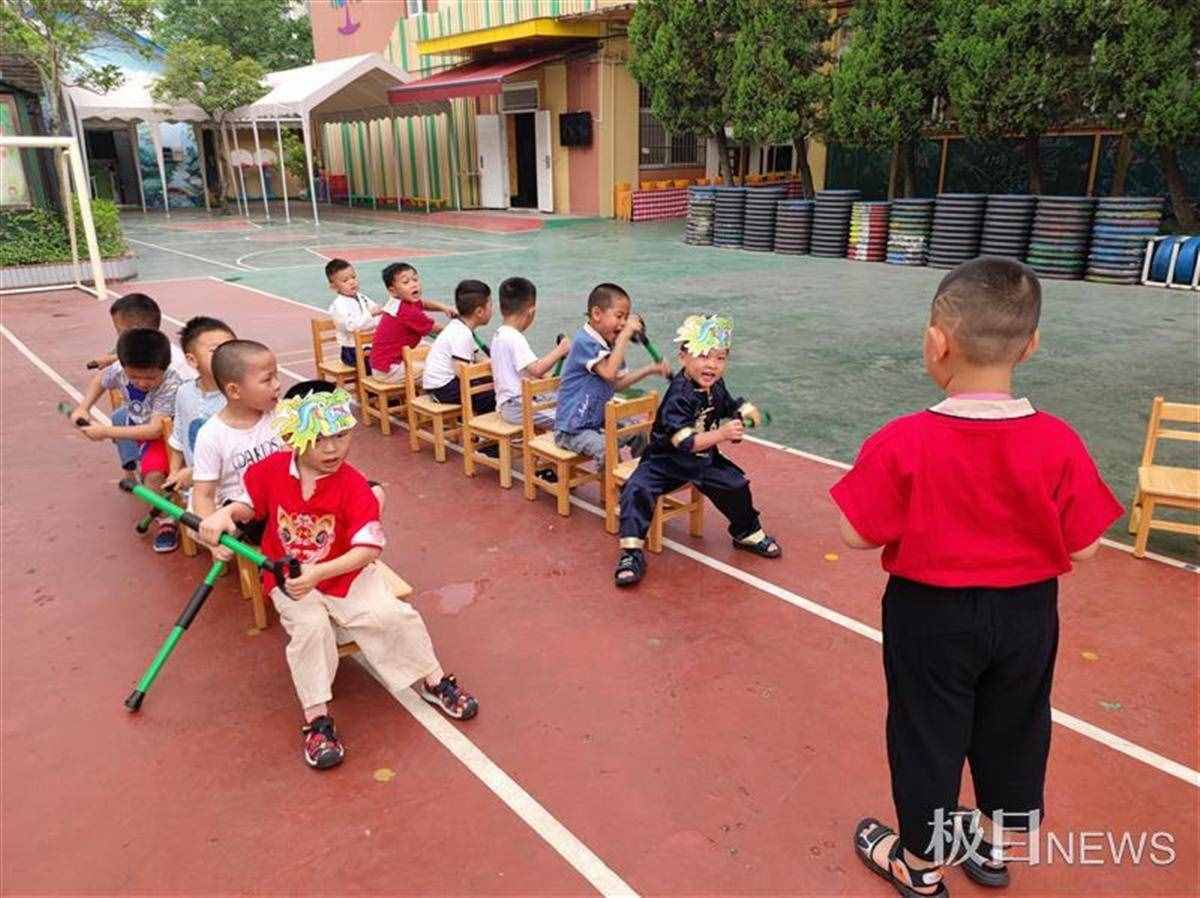 臨近端午節(jié)，即使沒有水，幼兒園孩子們玩起劃龍舟游戲
